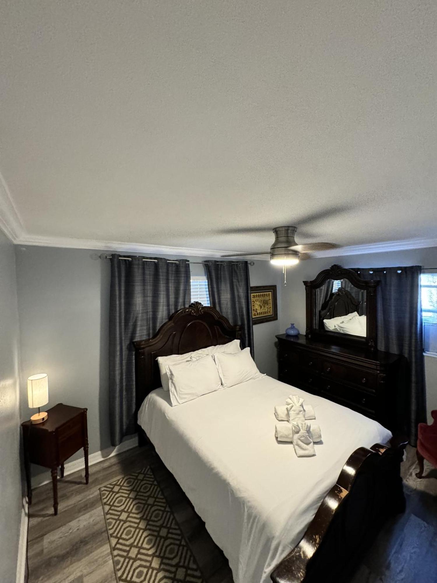 Downtown Single Family Modern Bungalow Close To Beaches And Dining Home Sarasota Bagian luar foto